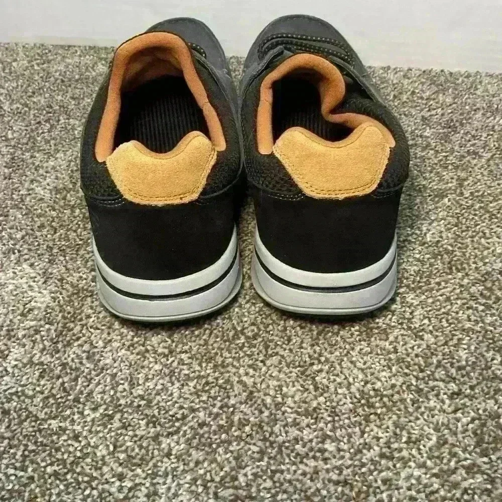Sketchers for men Elent Mosen Boat Shoes. Grey and back with gold trim Size 11